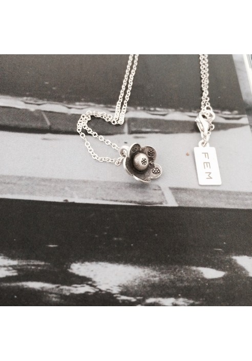 Necklace:  Daisy Day €69,-
